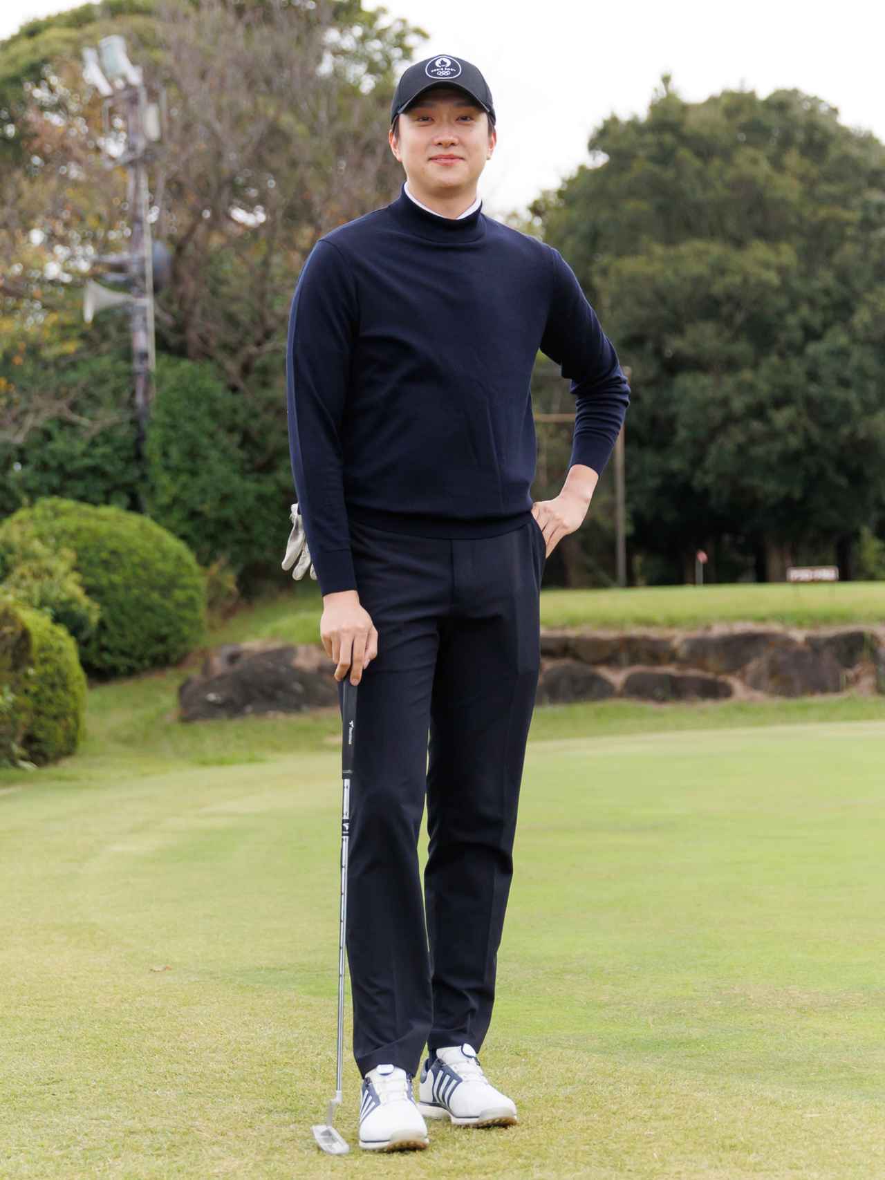 画像: コンパクトなトップスにやや太めのパンツというバランスも秀逸なネイビーベースのスタイル。ゴルフブランドにこだわらないタウンユースでも重宝するアイテム選びも上手です