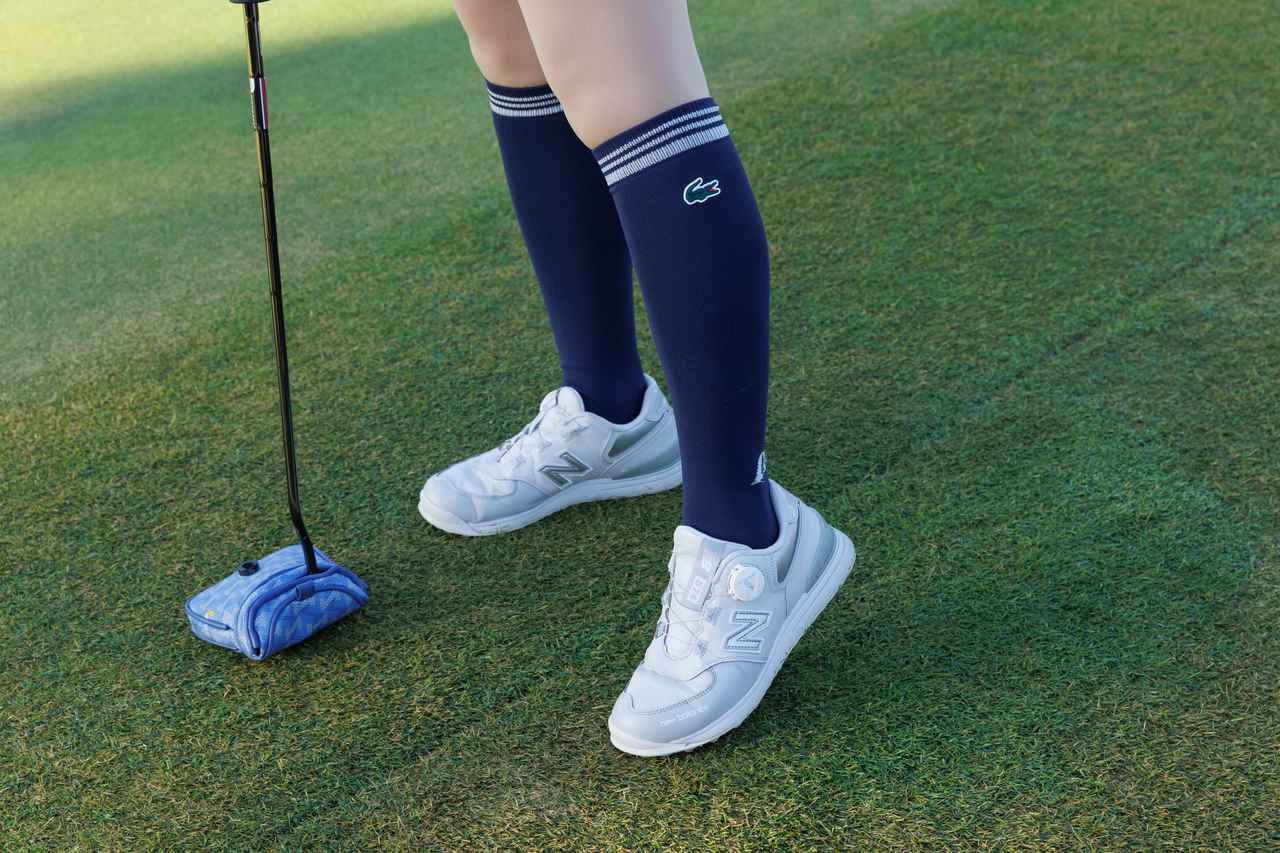 画像: ネイビーのハイソックスもコーディネイトの色合いとリンク