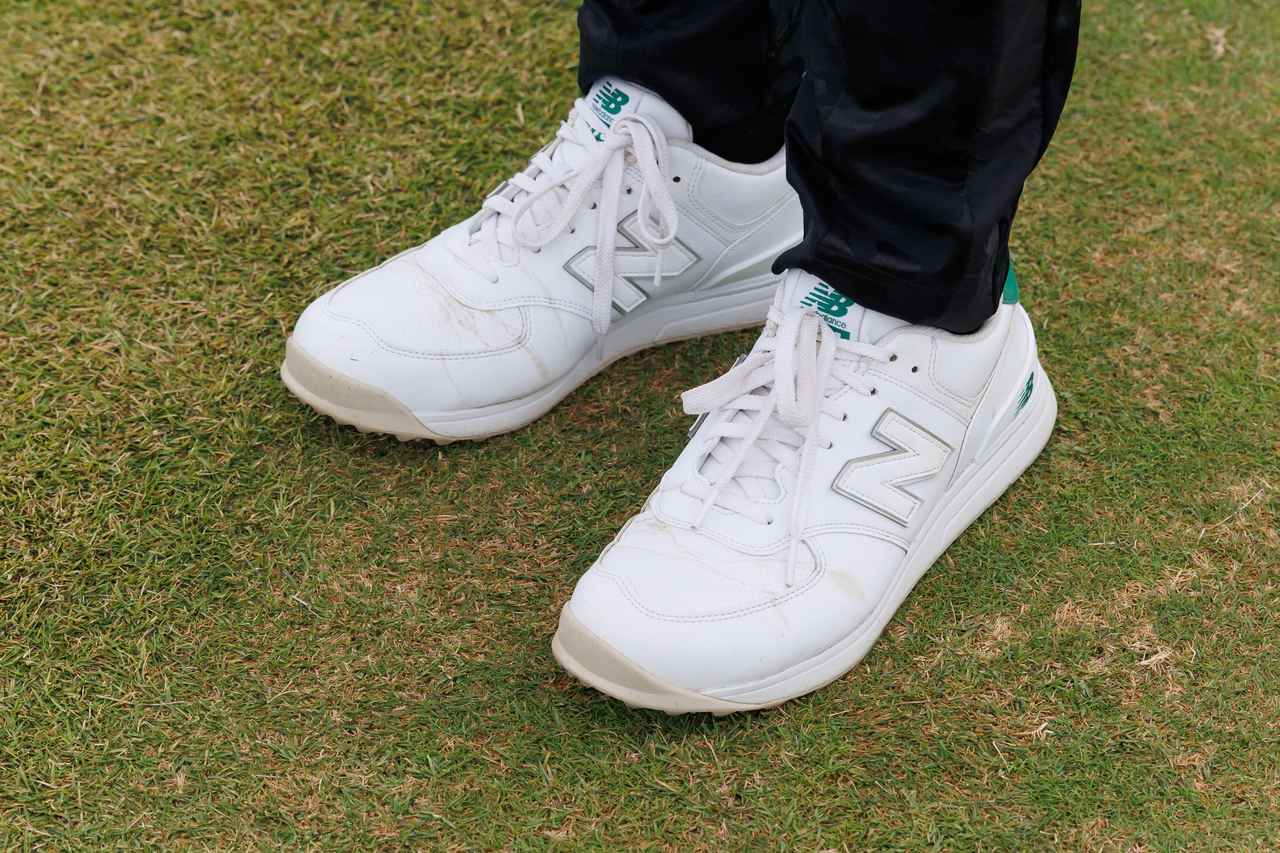 画像: 爽やかなホワイトの抜け感が軽快さを生むスパイクレスタイプ