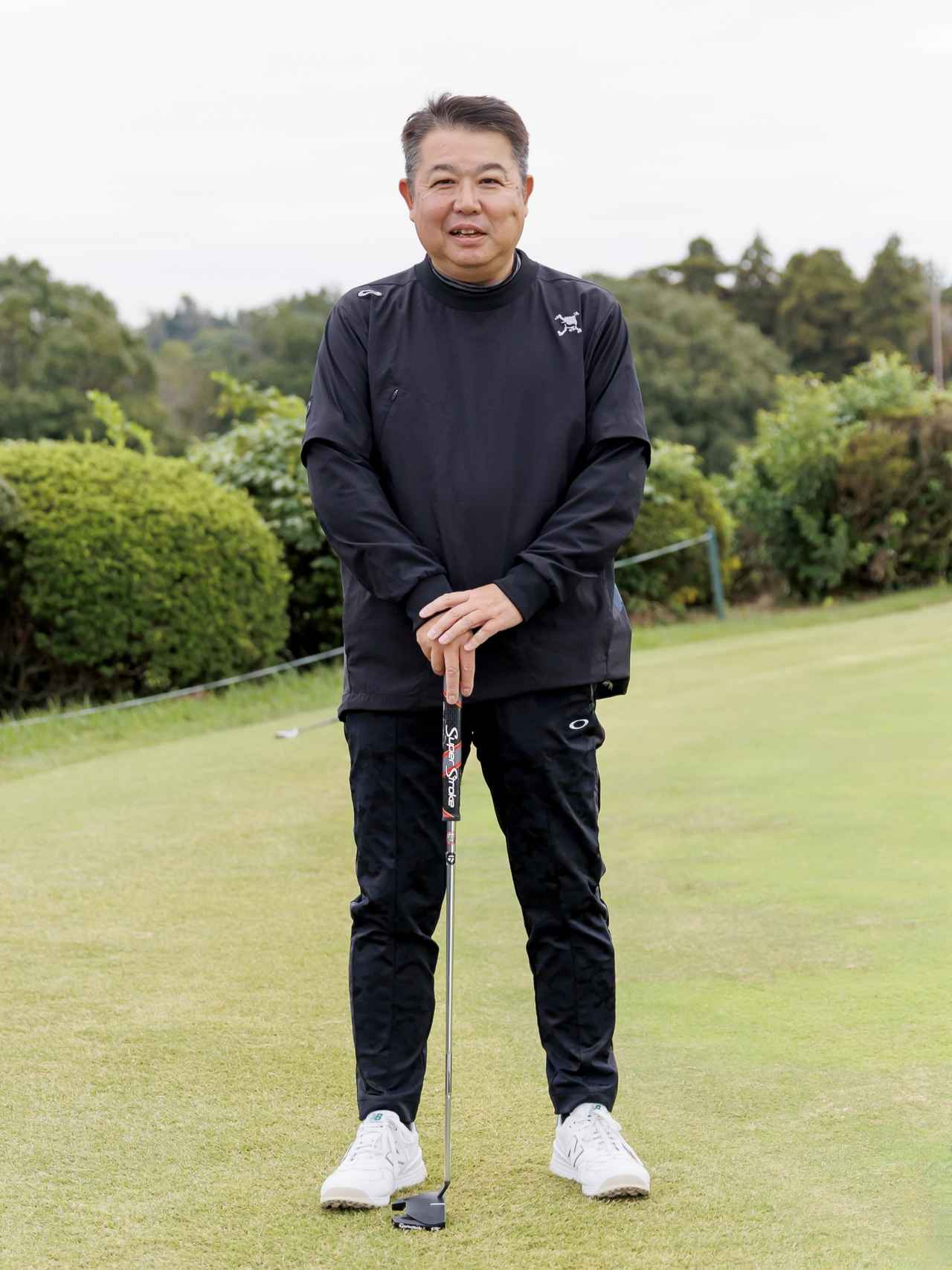 画像: ややゆとりのあるシルエットのトップスに細身のテーパードパンツが好バランス。シンプルながらアクティブな印象を与えてくれるブラックアレンジにアスリート感が漂います