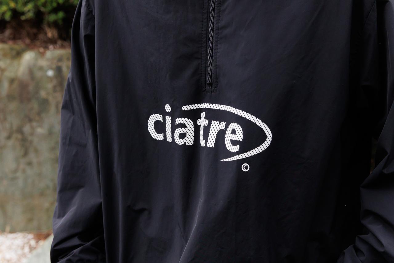画像: 大阪発ブランド〈ciatre〉のロゴが映えるハーフジップジャケット