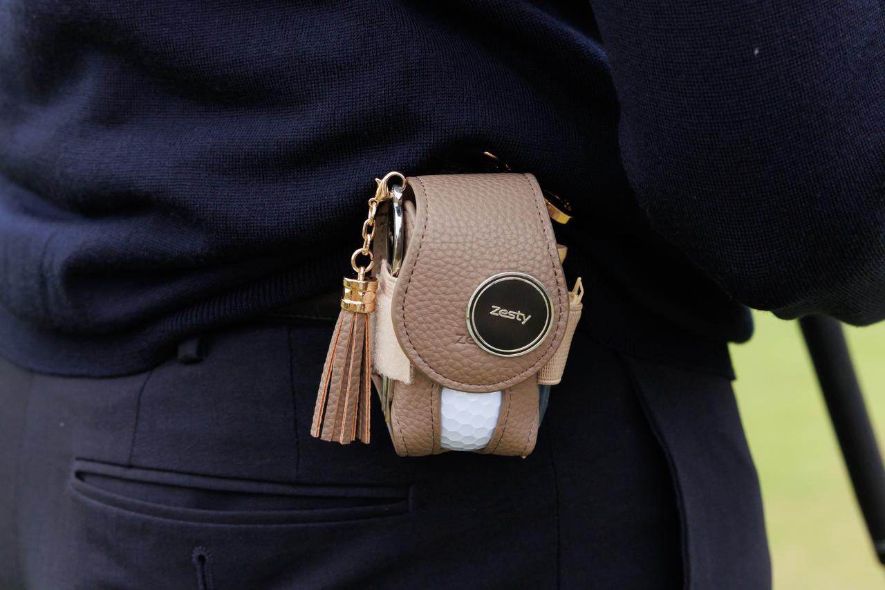 画像: ボールやティなど小物が収まるブラウンのレザー調ケース