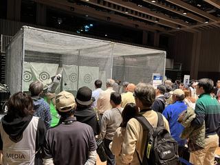 ファンとプロのドラコンブースの様子