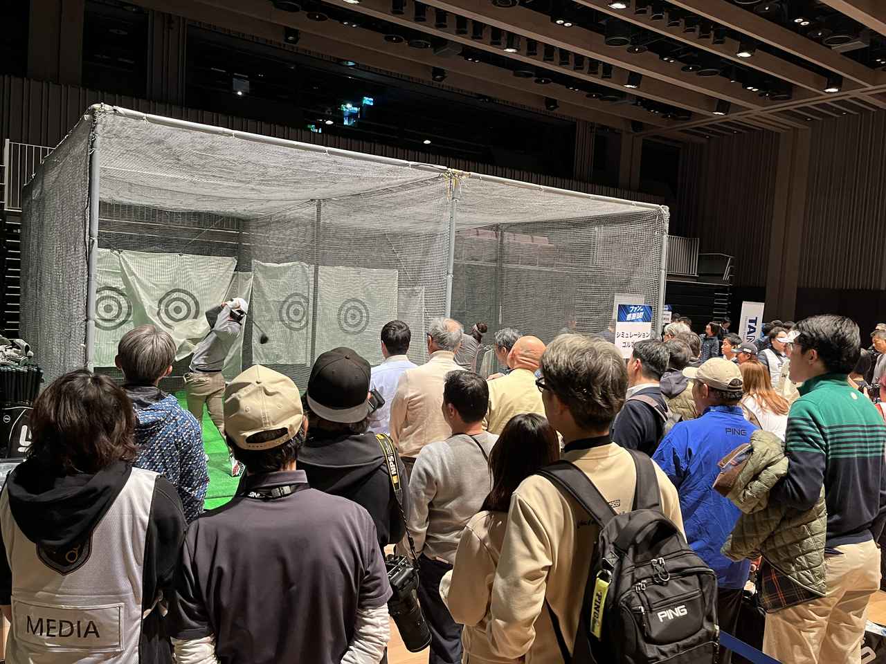 画像 : ファンとプロのドラコンブースの様子