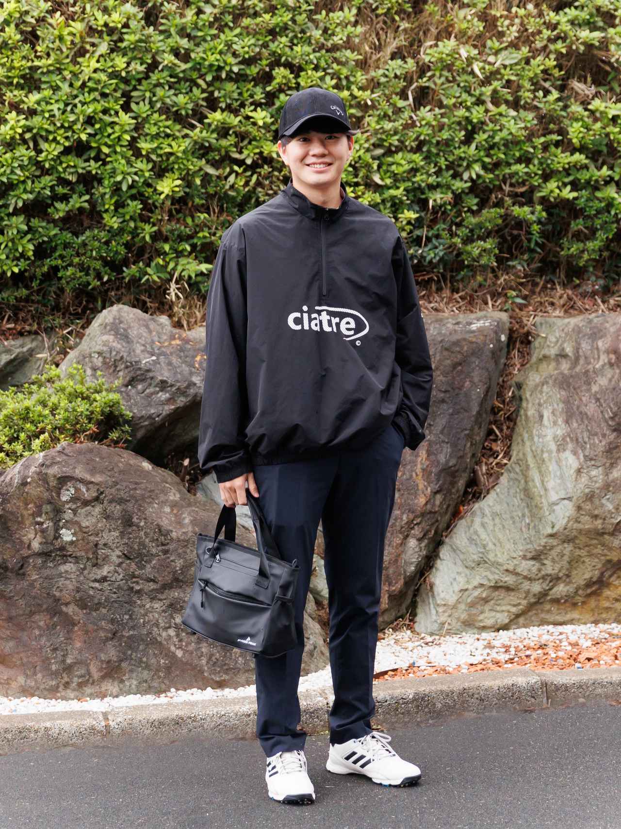 画像: トレンドのオーバーサイズのハーフジップジャケットがキーアイテム。そこにキチンと感のあるセンタークリース入りパンツの合わせることでクラシカルさもミックスしています