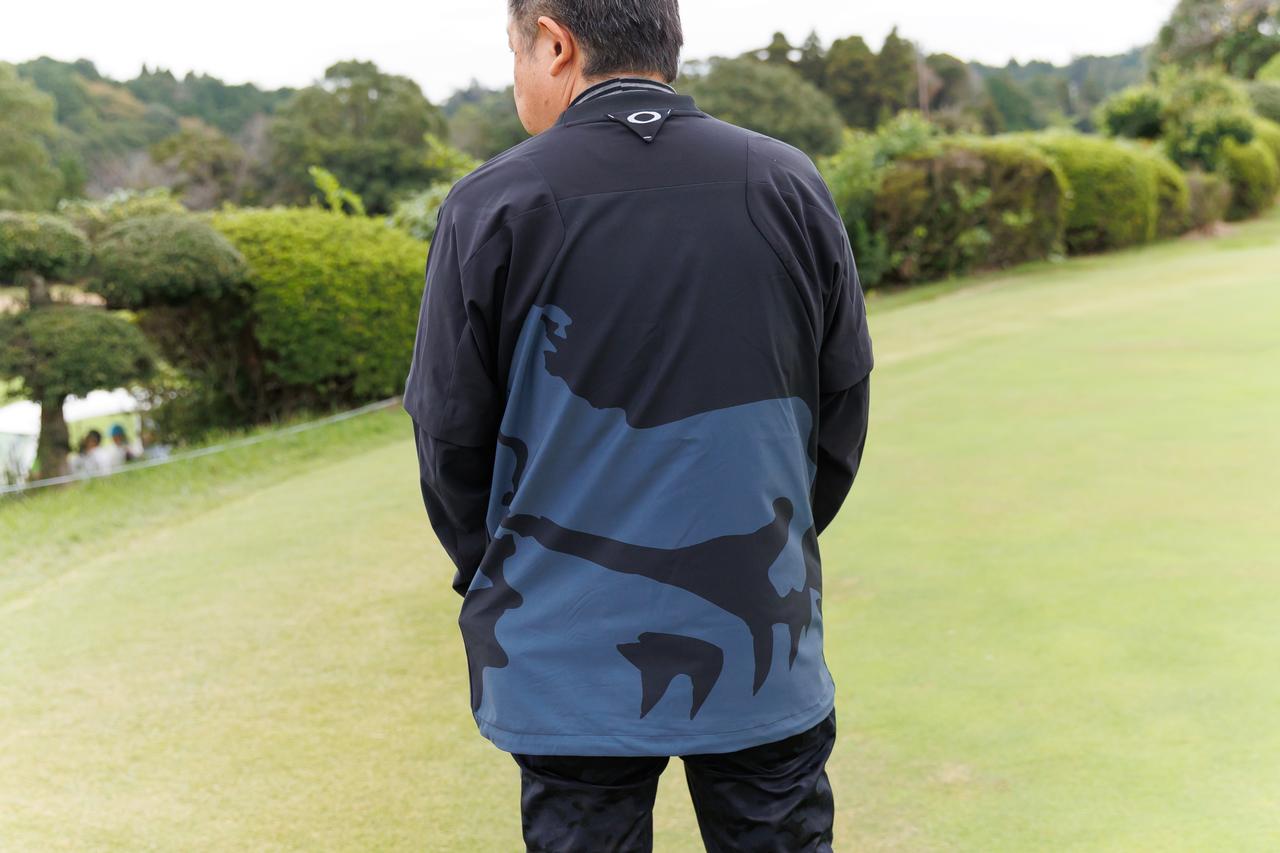 画像: バックプリントに大胆なグラフィックが描かれたトップス