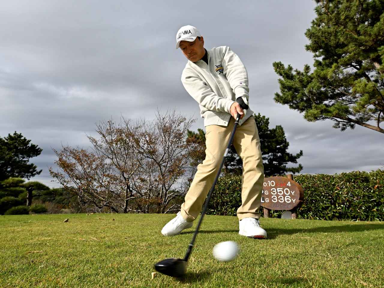 画像: ティーショットではティアップしてボールだけを打つ