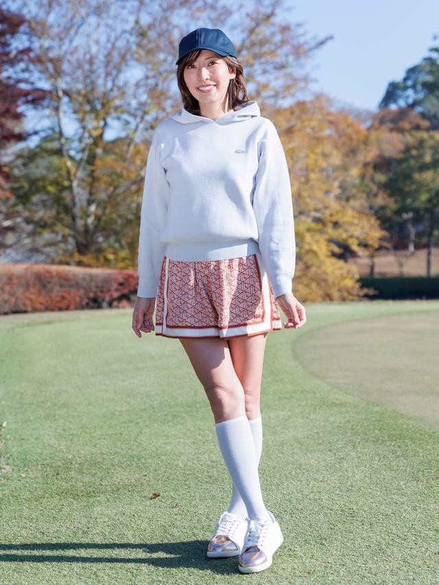 画像: 「ややショート丈フーディに総柄ショーツというスポーティ＆リッチな雰囲気」