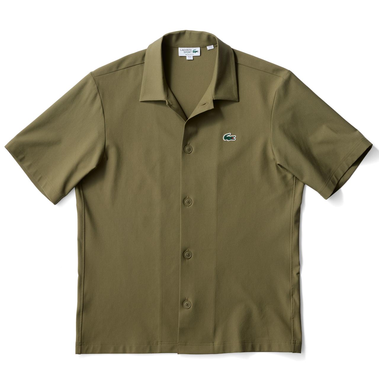 画像: 個性漂うボックスシャツ仕立て　軽やかで動きやすいストレッチタフタ素材は汗をかいてもサラッと感をキープ。洒脱なカーキ色はスタイルのアクセントとしても◎シャツ1万9800円（LACOSTE）