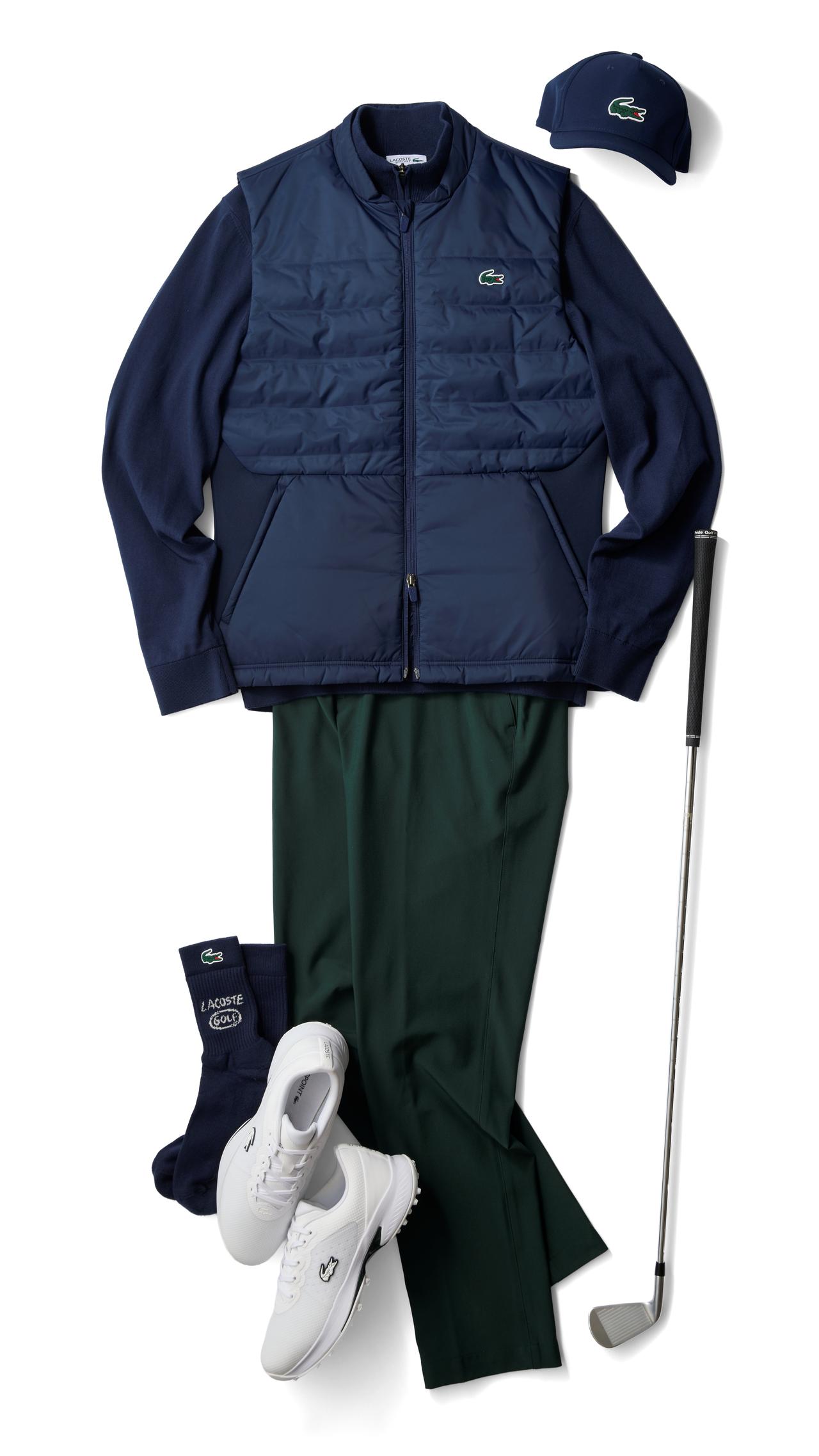 画像: ベスト2万8600円、ハーフジップセーター2万5300円、パンツ2万3100円、キャップ8800円、ソックス3300円、シューズ2万2000円（すべてLACOSTE）