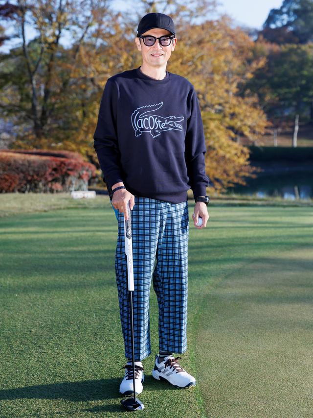 画像: 「チェックパンツが目を引くカジュアルスタイル。サングラスも個性を表現」