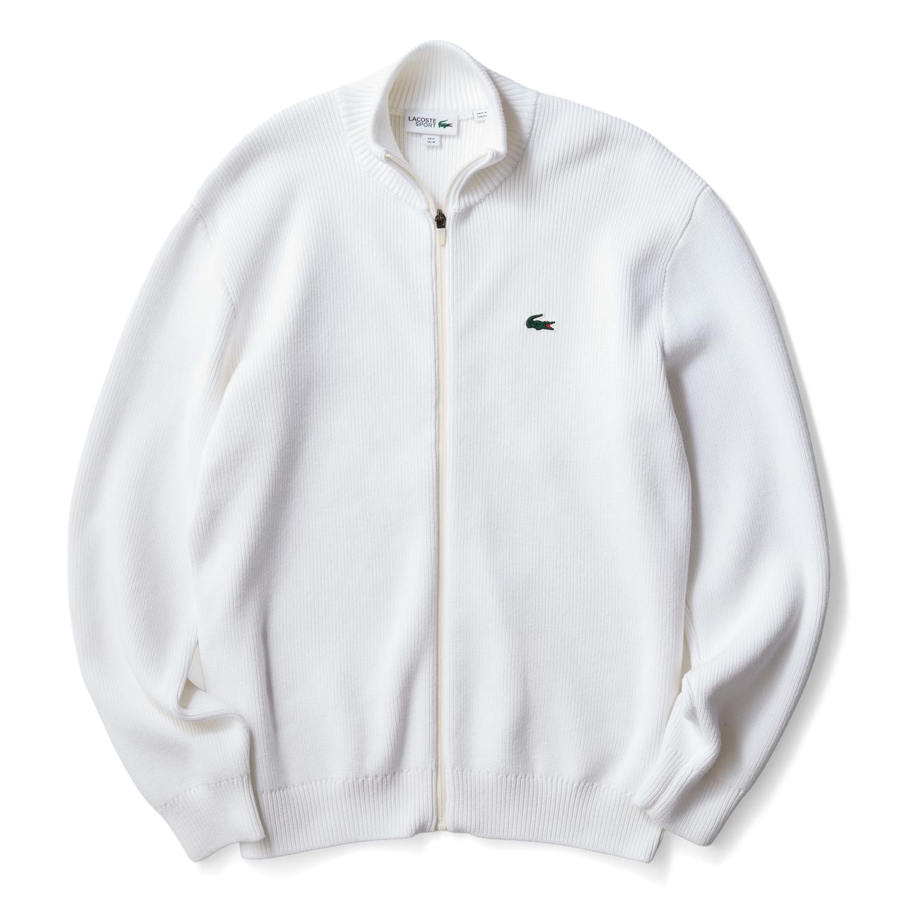 画像: 抜け感を与えるリブ編みセーター　上質なコットンのリブ編み加工によるエレガントなジップセーター。軽快なホワイトならスタイルに清涼感をもたらしてくれるジップセーター2万2000円（LACOSTE）