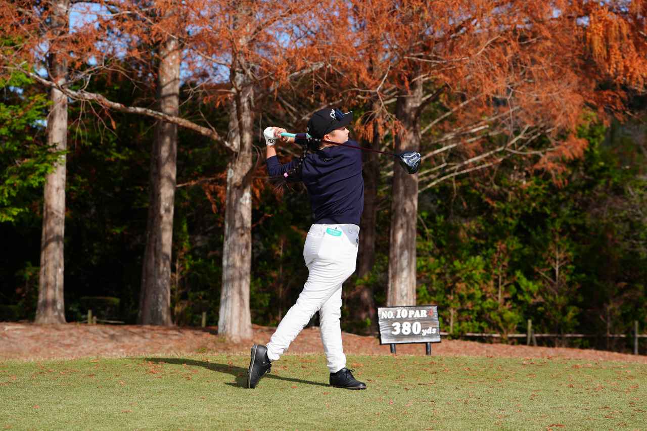画像: グレートアイランド俱楽部 No.10 PAR4 380Yでドライバーを打つ田村萌来美