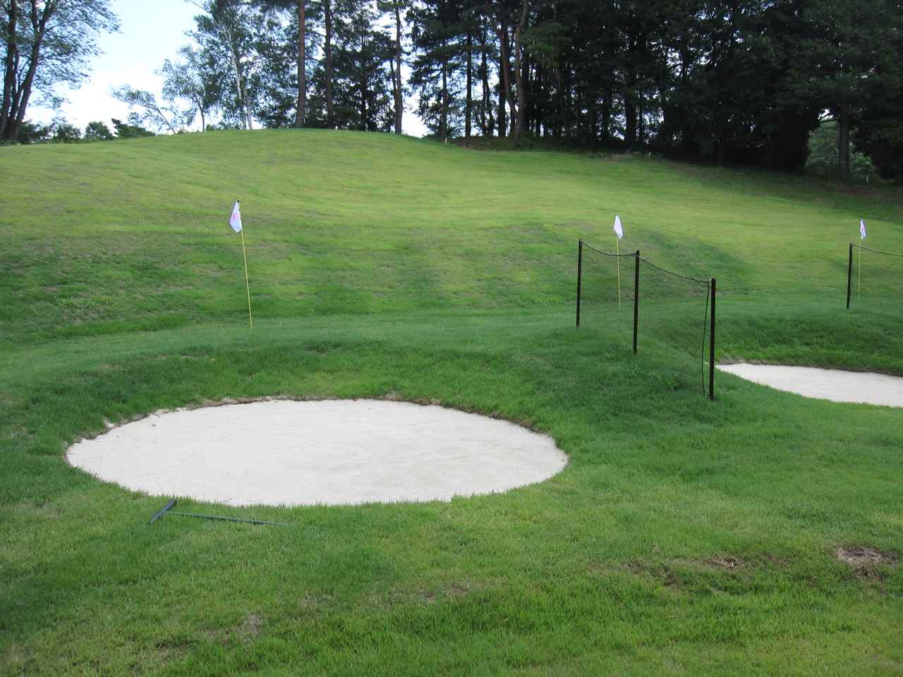 画像: ドライビングレンジのほか、アプローチ練習場も完備(提供:西武園ゴルフ場)