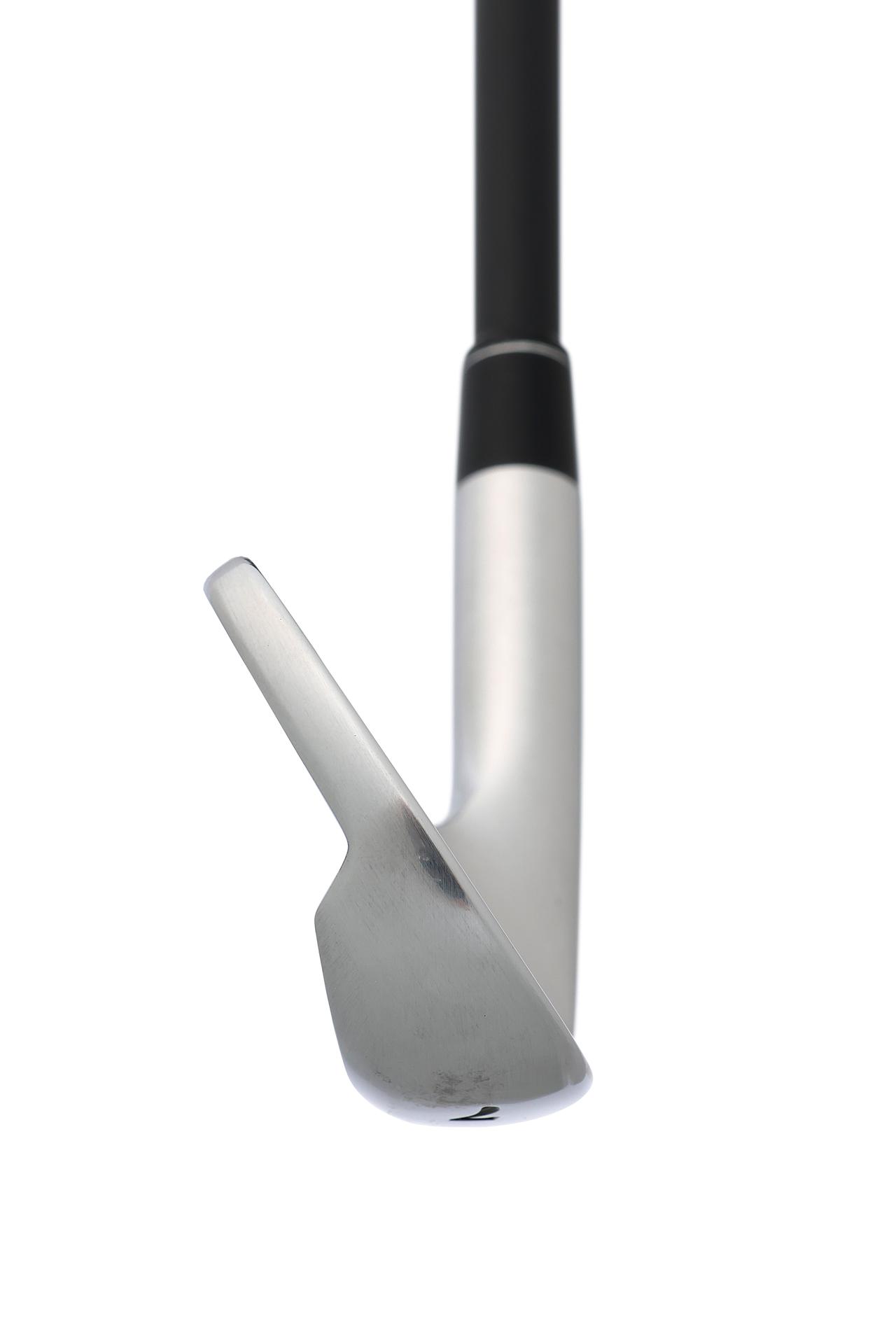 画像: バウンス角が4.2度とついているので、ダウンブローに上から打ち込むと抜けの良さを味わえる