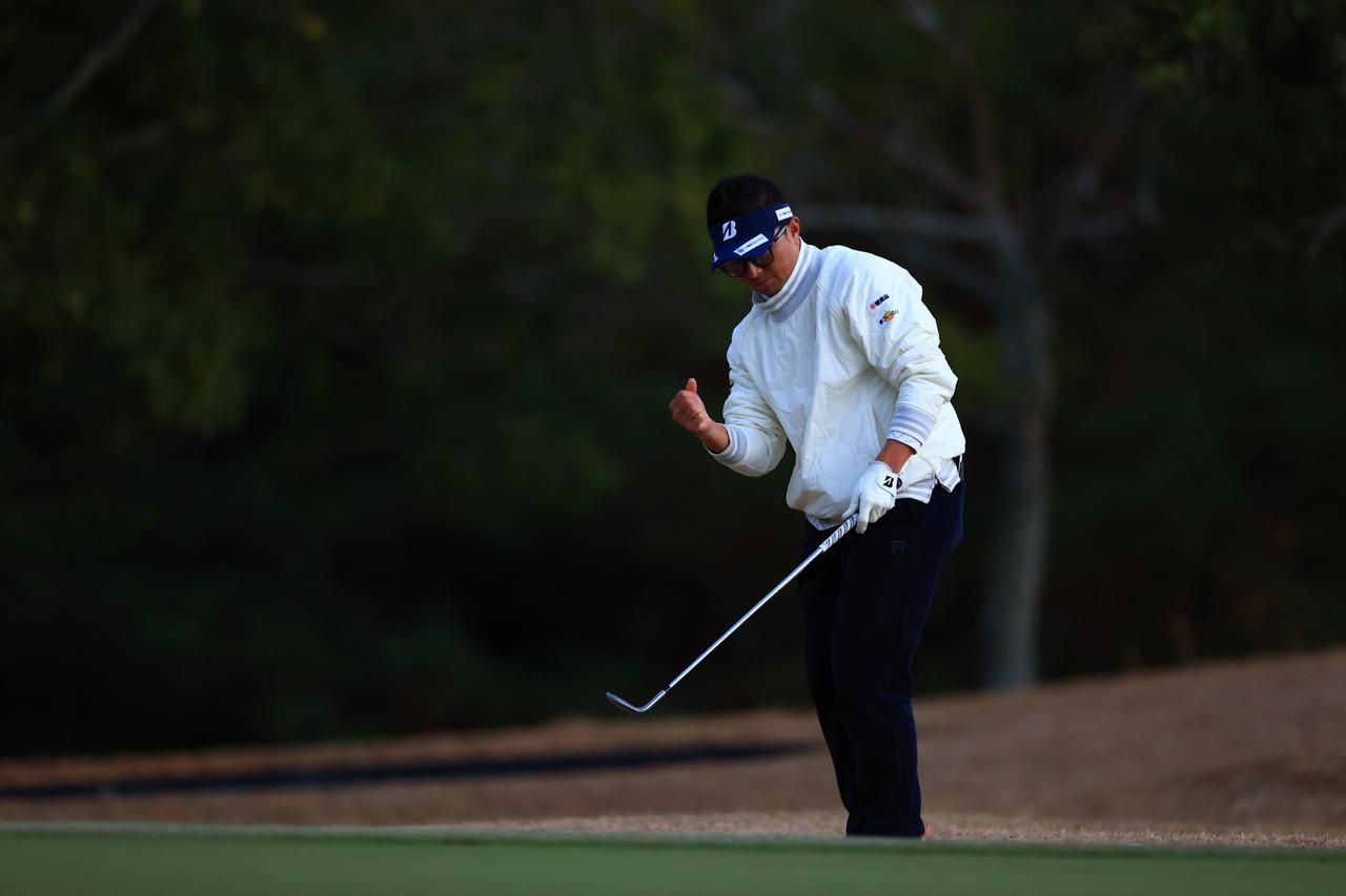 画像: チップインバーディで試合を決めた片岡大育