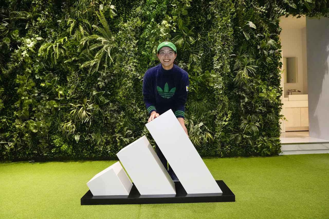 画像: アディダスロゴとニッコリ