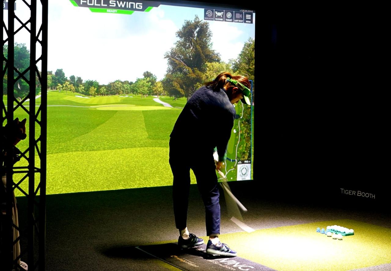 画像: ファンを前にショットを披露する渋野