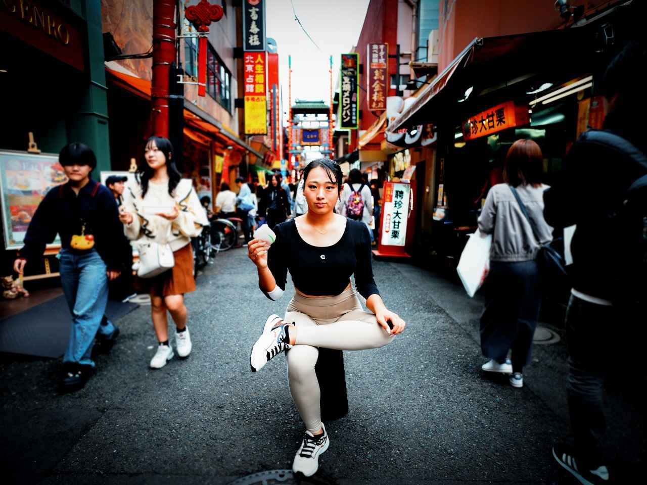 画像: 椅子に座りながらできる飛距離アップのストレッチ。「足掛け座り」で“尻筋”を伸ばそう!【長谷川円香のいきなり飛び出す飛距離塾 #15】 - みんなのゴルフダイジェスト