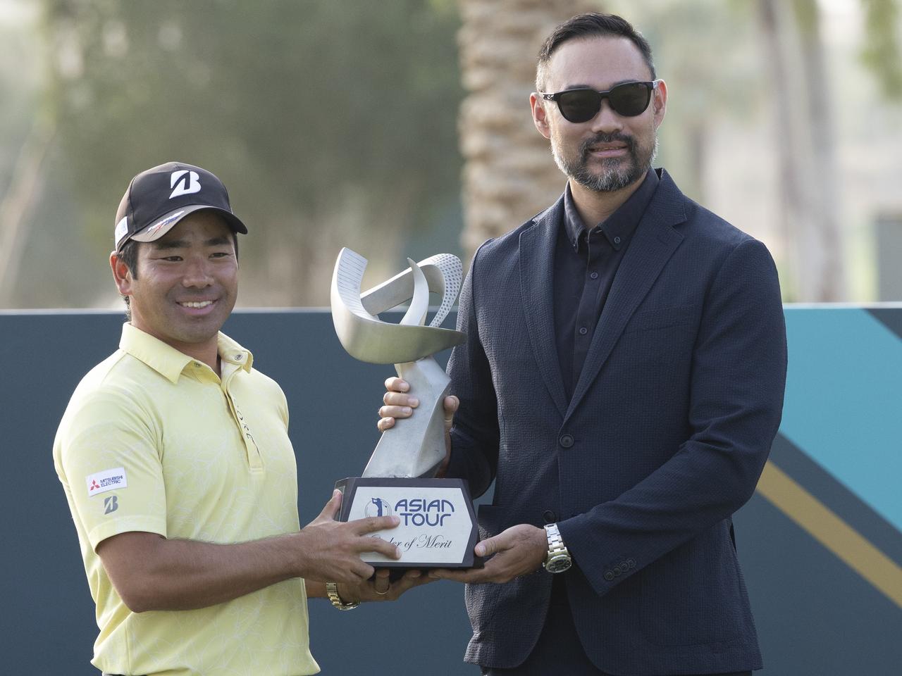 画像: アジアンツアーのコミッショナー兼CEOのチョ・ミンタンから年間王者のトロフィーを受け取る比嘉一貴(提供/アジアンツアー)