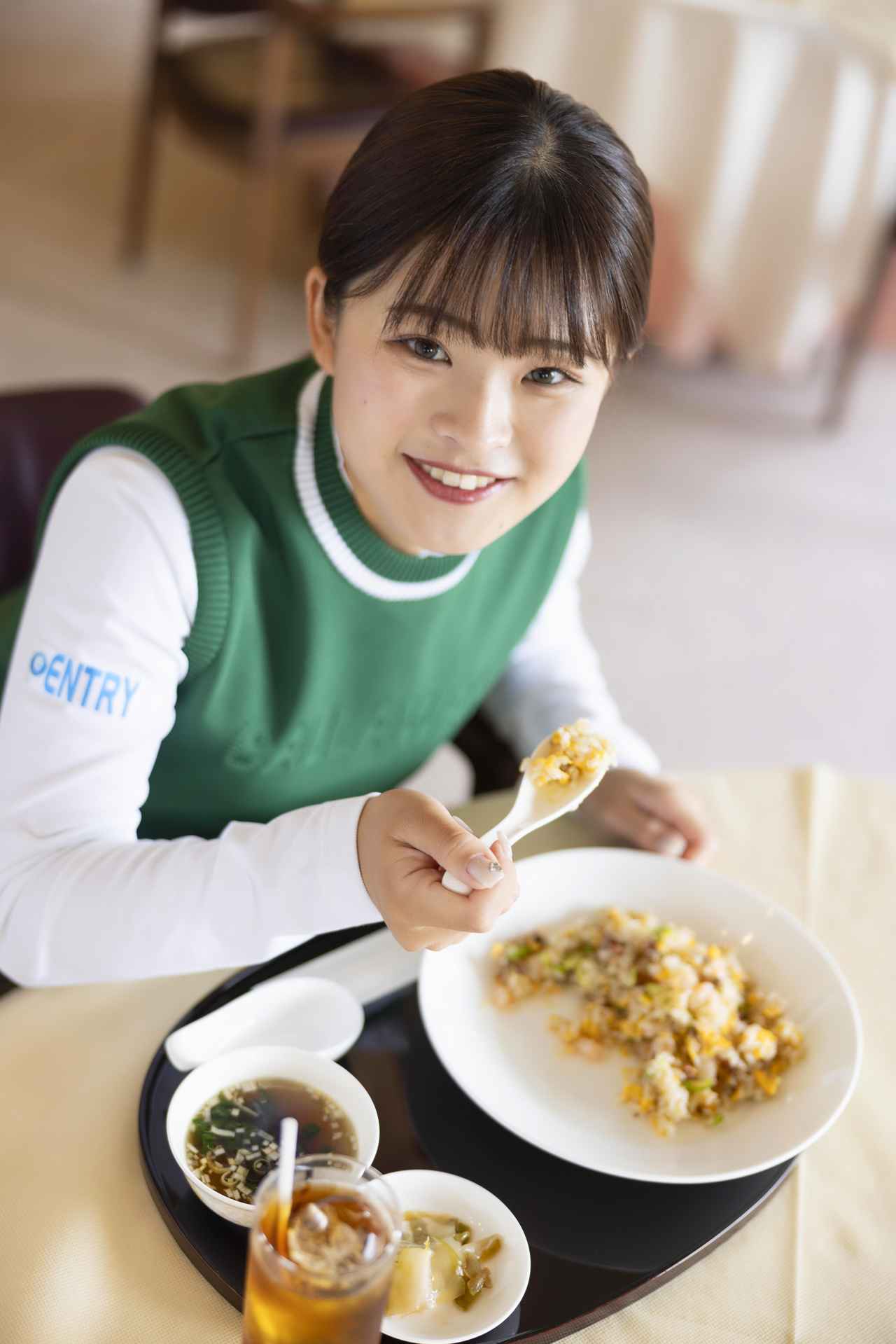 画像: 月刊ゴルフダイジェストで製作した2025年の女子プロカレンダーに登場してくれたときは、好きな食べ物として「中華料理」を挙げてくれた