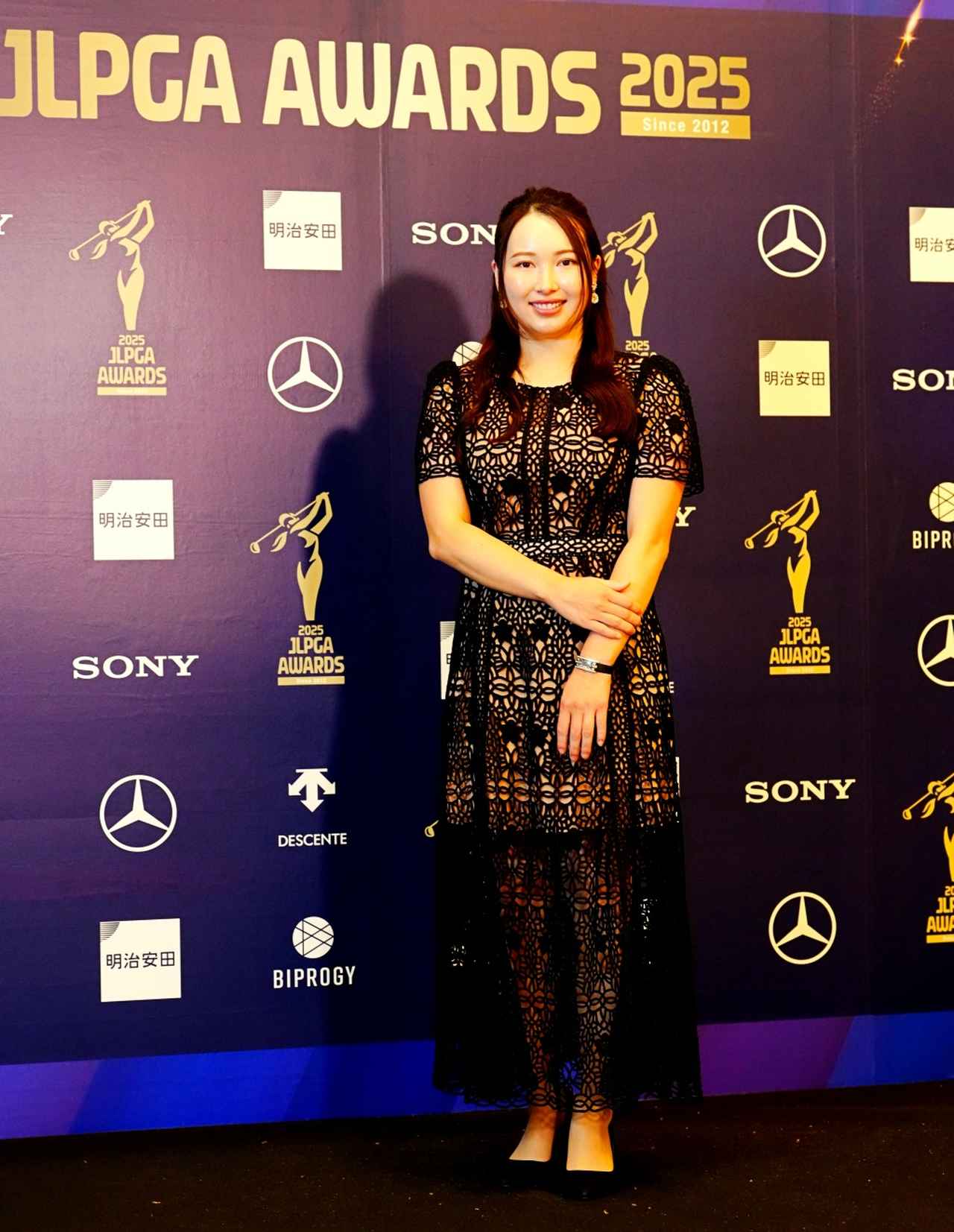 画像 : 2番目の画像 - 【写真を見る】小祝の全身ドレス姿（撮影/岡沢裕行） - みんなのゴルフダイジェスト