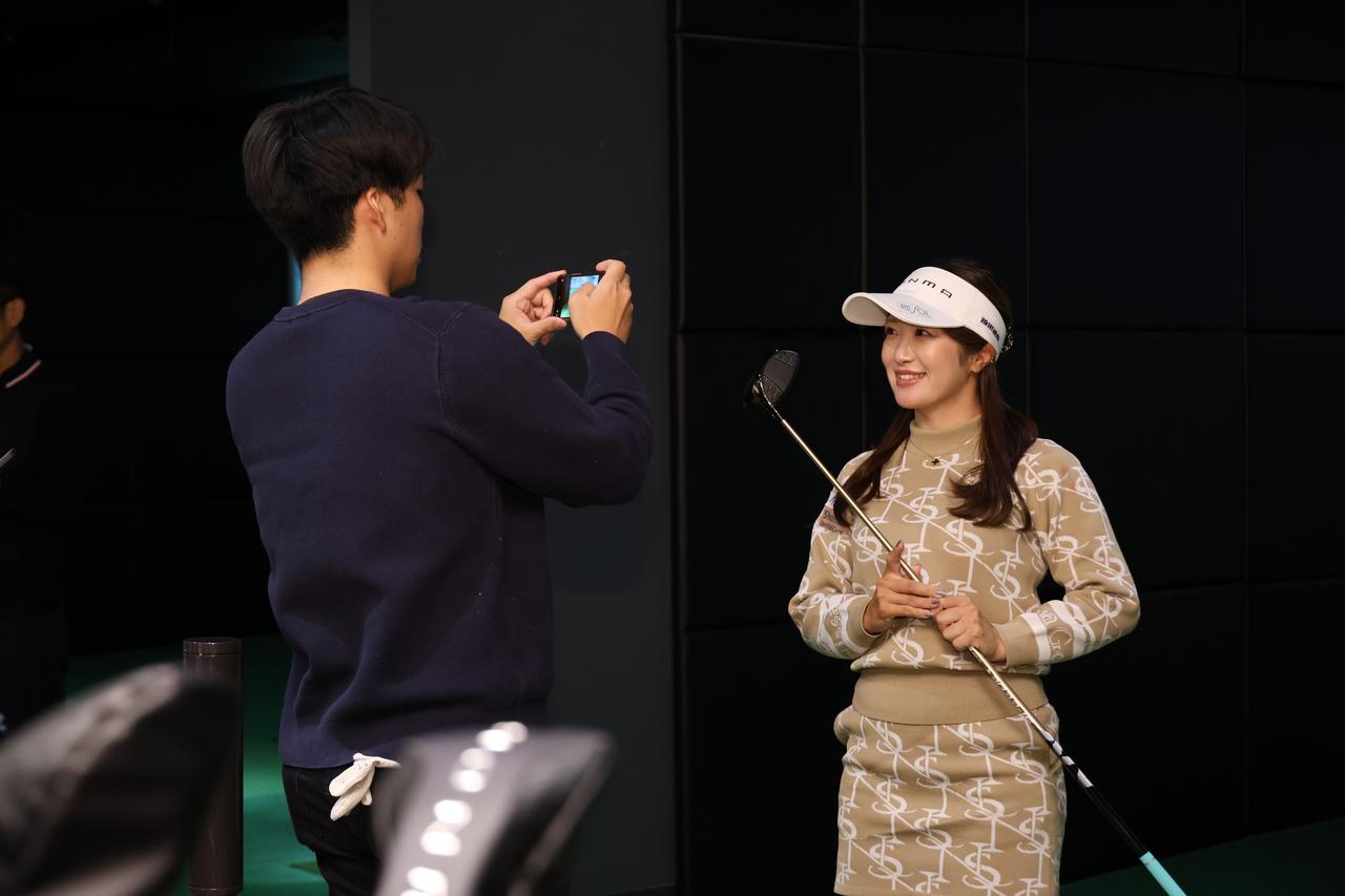 画像: プロの写真を撮影する人、ツーショットを撮る人、サインをお願いする人など……。各参加者が各々にファンサタイムを楽しんでいた