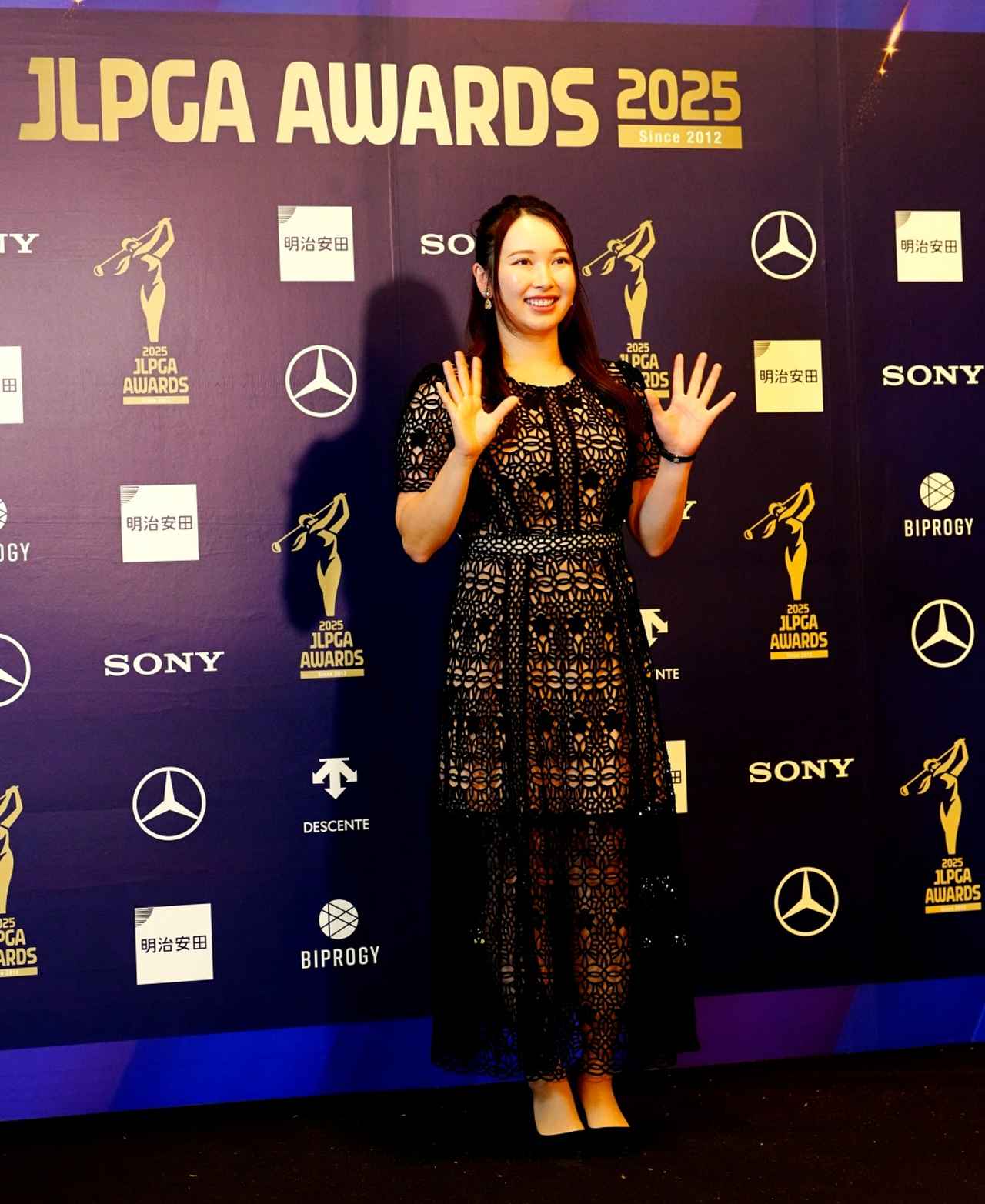 画像 : 1番目の画像 - 【写真を見る】小祝の全身ドレス姿（撮影/岡沢裕行） - みんなのゴルフダイジェスト