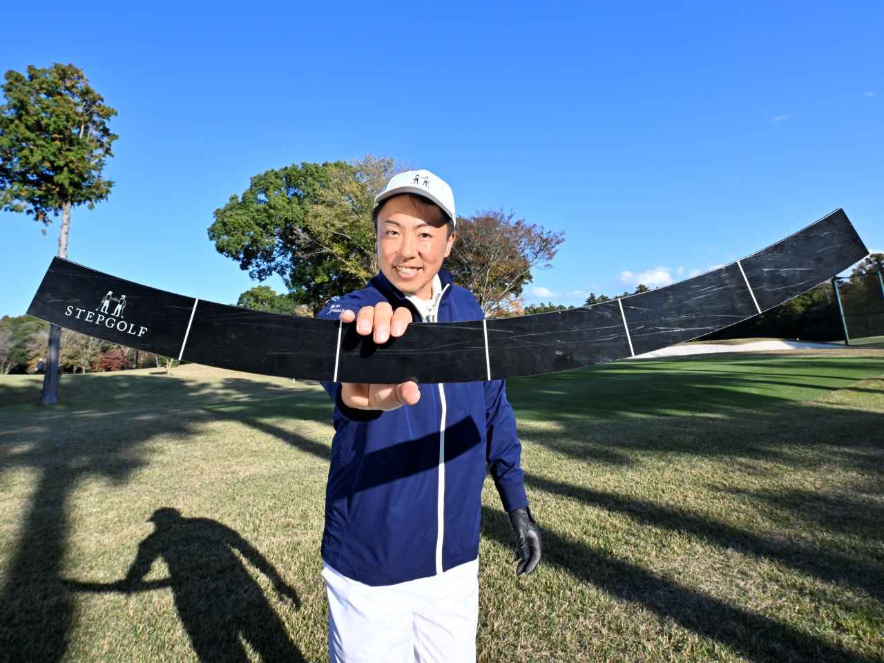 画像: クラブの軌道を正しい方向に導いてくれる【1万1000円（税込）】 モデル：野口剛…約１万人のゴルファーにラウンドレッスンしてきたステップゴルフのコースレッスン専門コーチ