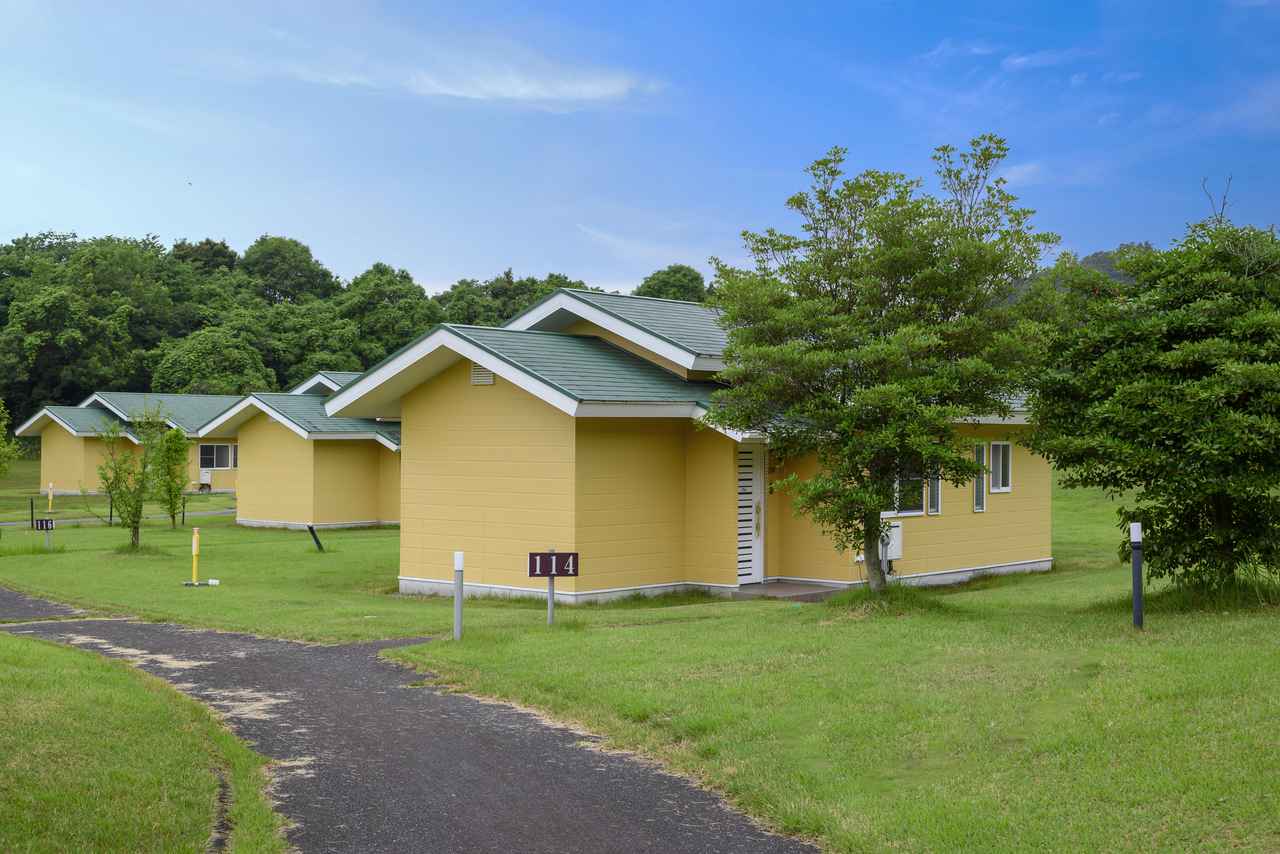 画像: 宿泊は自然の中に佇むコテージで（提供：東京建物リゾート）