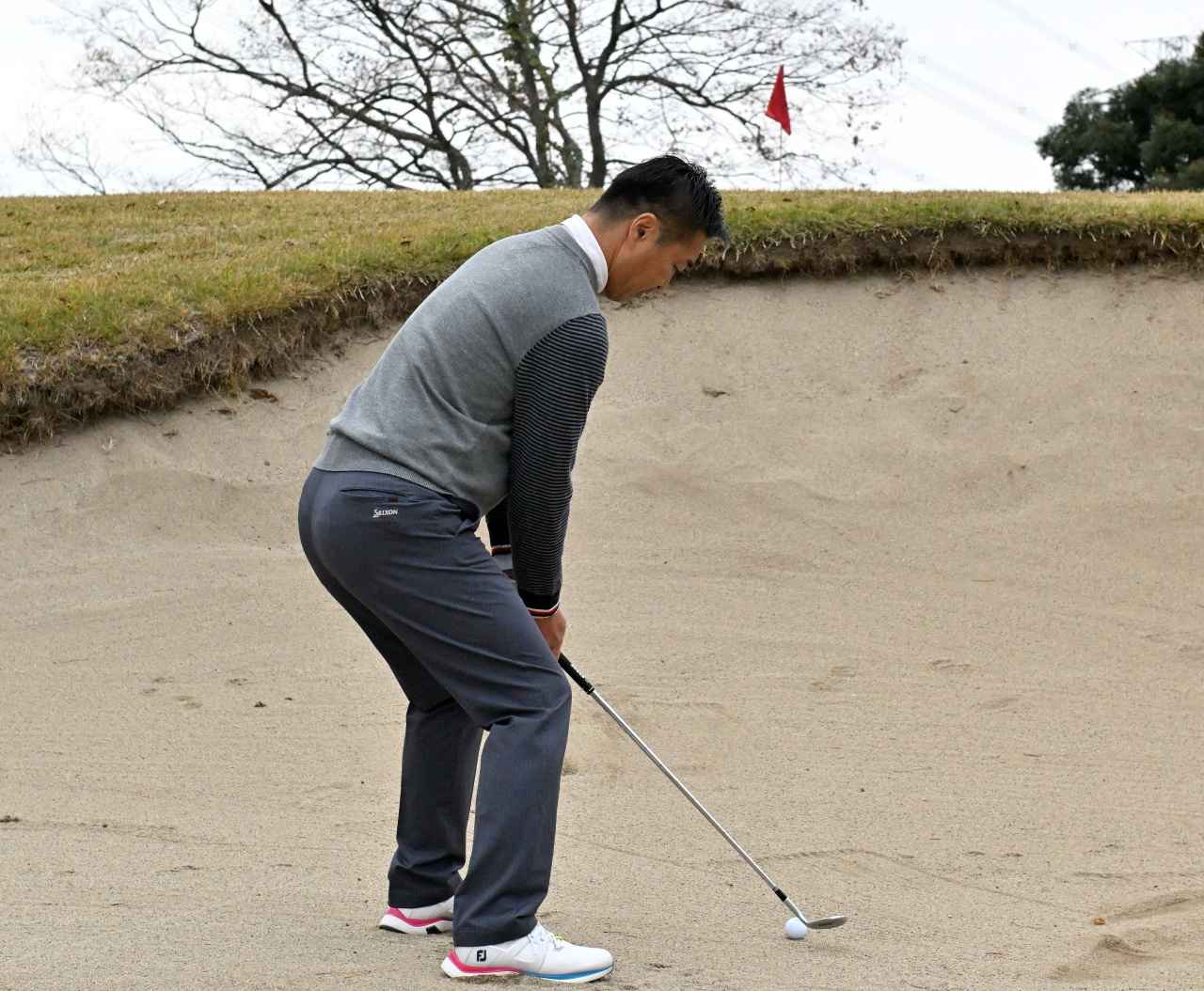 画像: 少しボールから離れて立つ