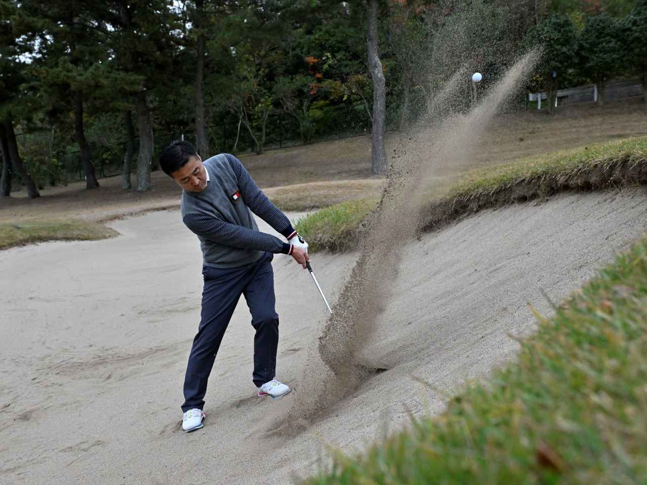 画像: 難易度が高いアゴ高バンカーだが、小林プロが解説してくれた脱出のための4つのポイントを実行すれば、一発必脱は難しくない