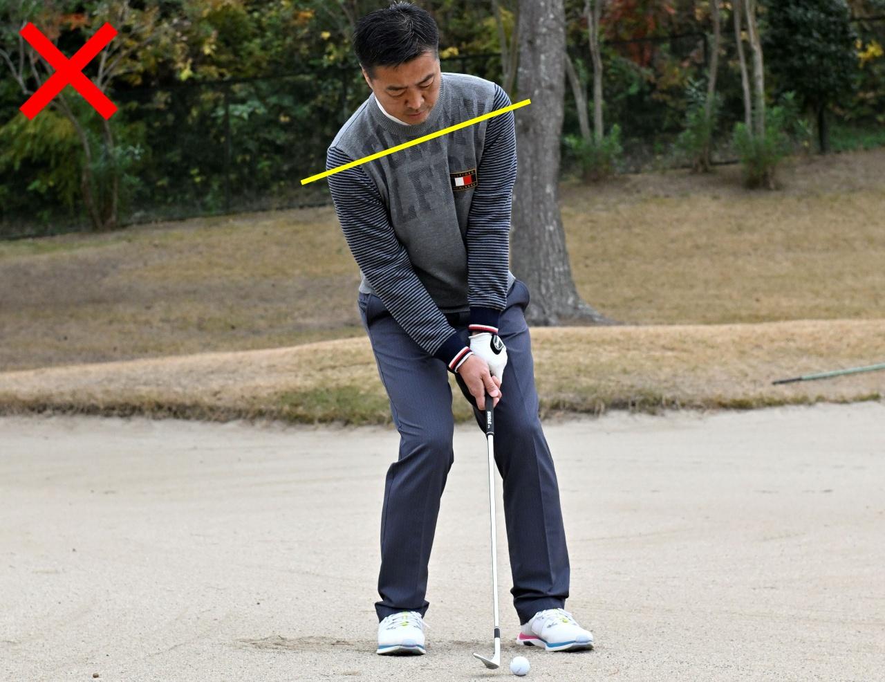 画像: 右肩は下げると砂を取る量が多くなりすぎて球を飛ばせない