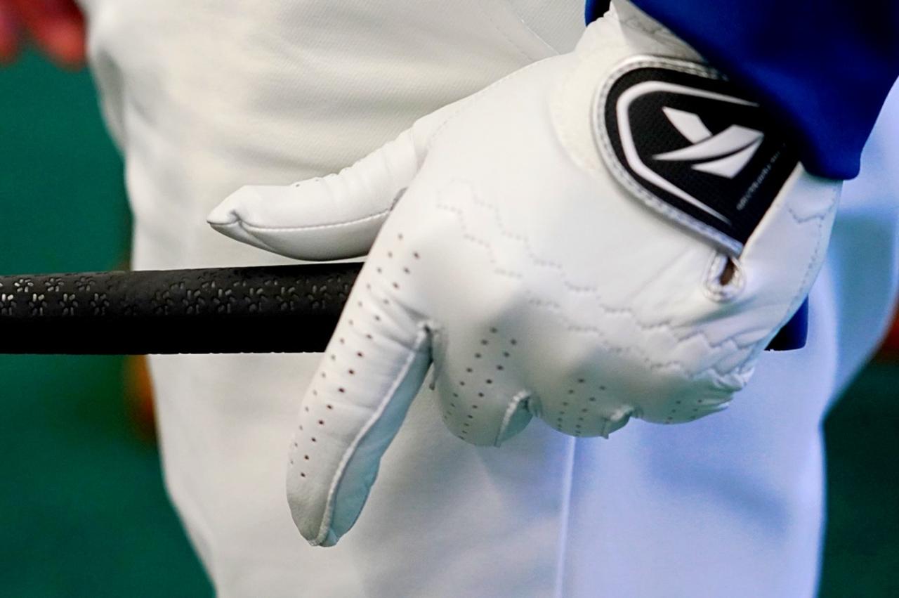 画像: グリップは左手の小指、薬指、中指の3本で軽く握って、その他の7本の指は添えるだけという意識でショット練習する