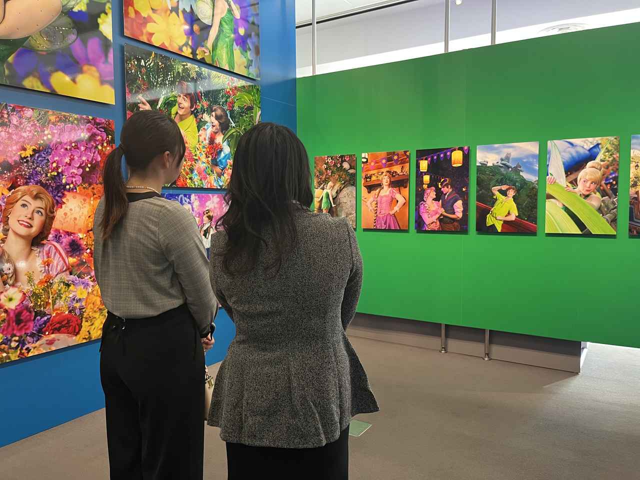 画像: どの写真にも興味津々の竹田