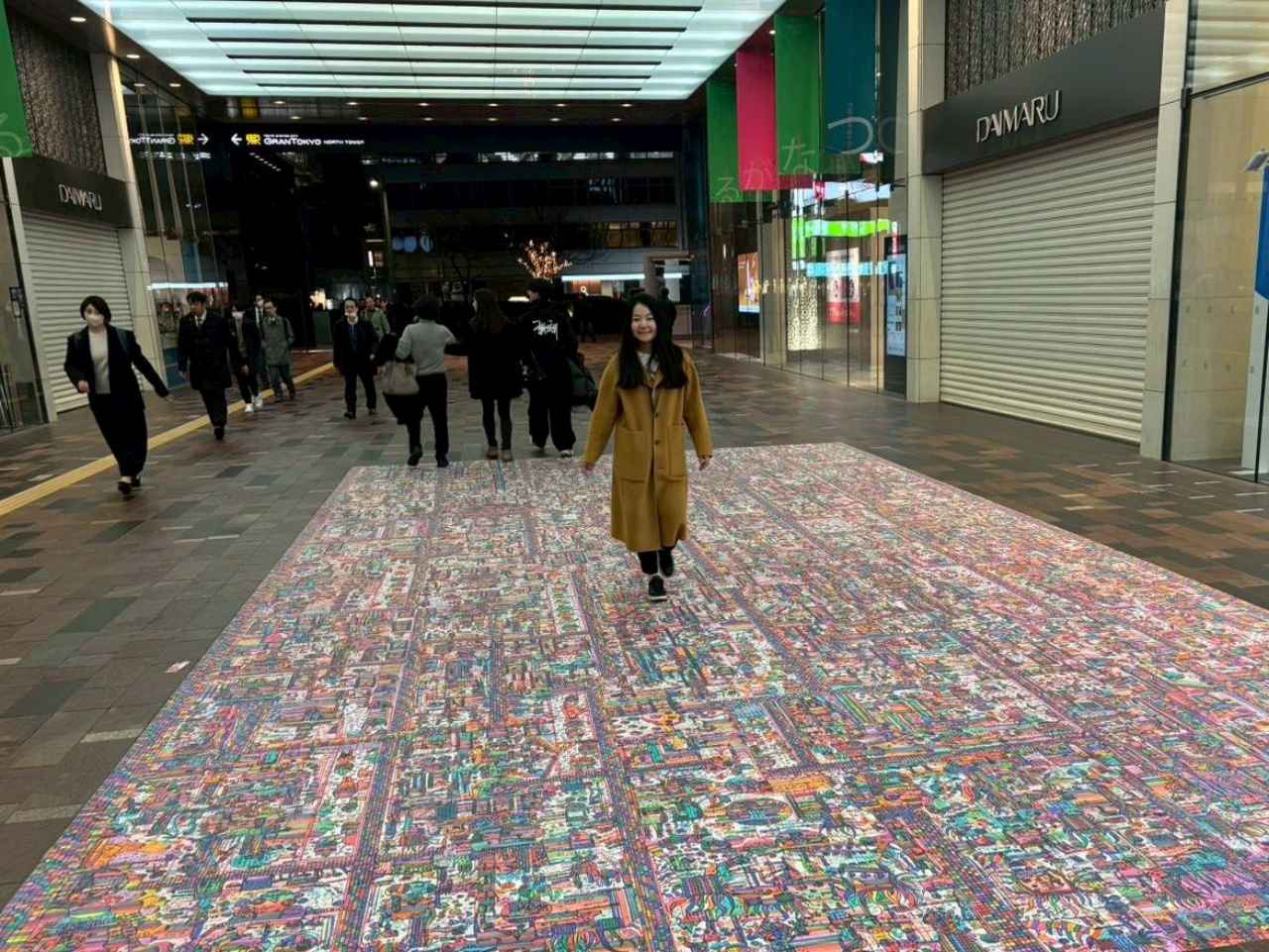 画像: 東京でいとこの素敵な作品を見学。「アーティストなんです。これは東京駅の八重洲北口の床。大丸東京の10階のエレベーターホールにも展示されています」