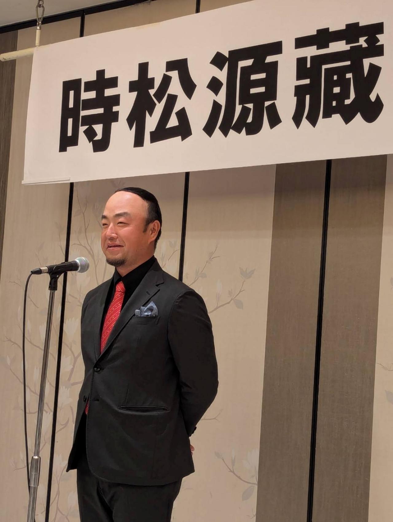 画像: 激励会で挨拶する時松。「勝たないかん！ これをせないかん！ という気持ちが、カシオの3パット、QT最終日に出てしまったのかもしれない。子どもの頃の気持ちを思い出して頑張ってほしい」と父・慊藏さん