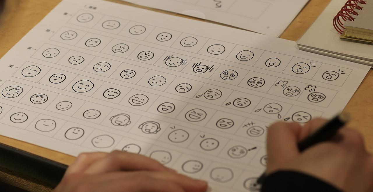 画像: 左はステップ1の表情を描くドリル。線の微妙な傾き加減によって表情が変わるため、観察力をも鍛えられる