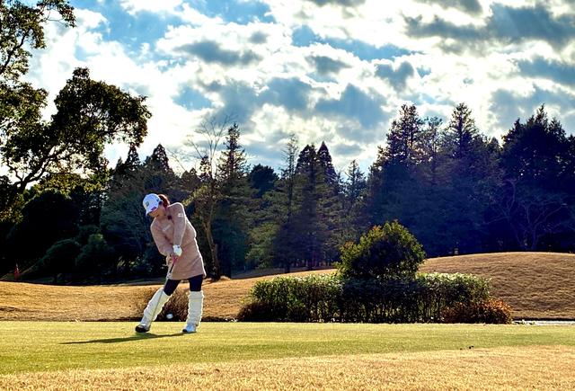 画像: 「すべてのクラブでフェースに乗る感覚が気に入っている」とTOUR B XSを評価する古江