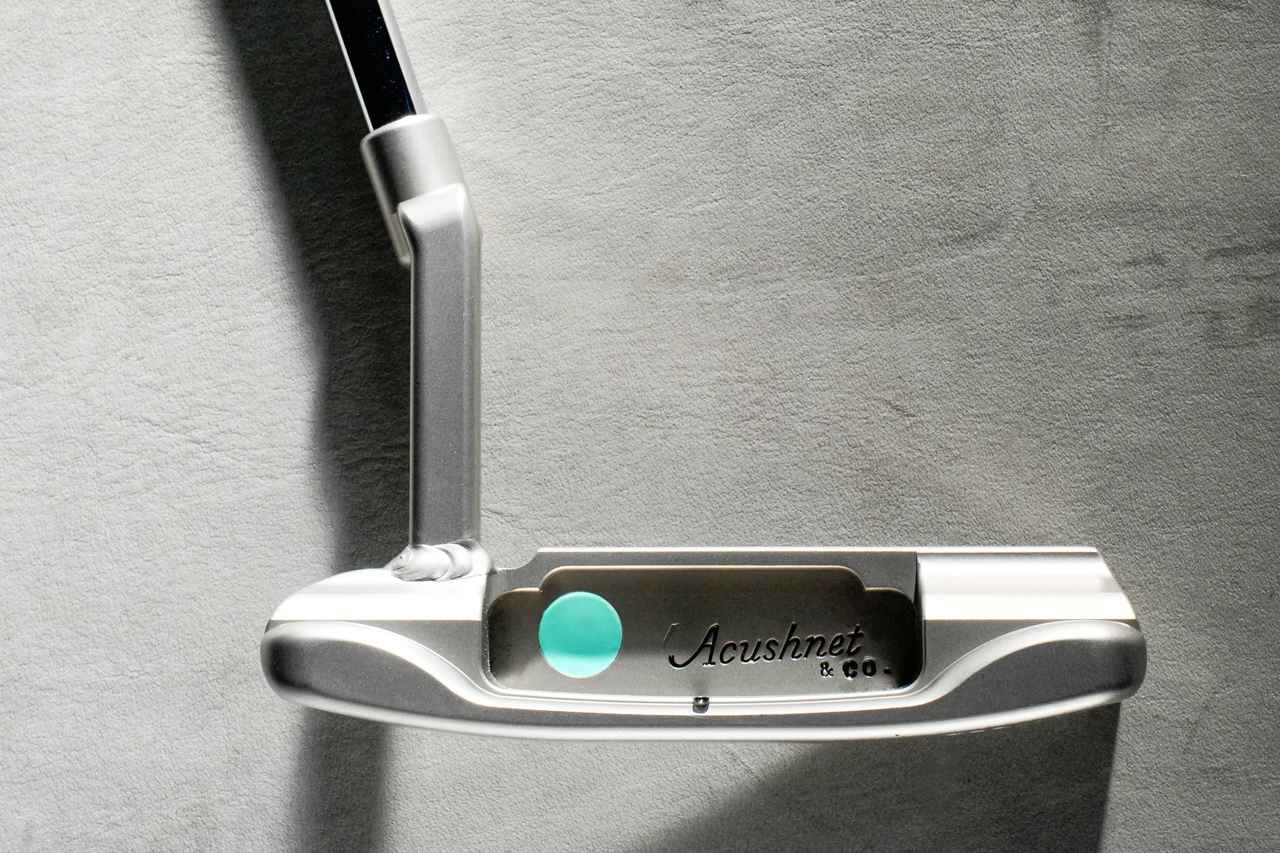 画像: 009M GSS ：フェースとバックフェースに、スコッティブルーのビッグツアードットの入った、クラシックモデル（ソールにウェイトの入っていないモデル）の009マスタフル。意図的に残したネック付け根部分の溶接跡にキャメロン氏の“こだわり”が感じられる※GSS……ジャーマンステンレススチールの略