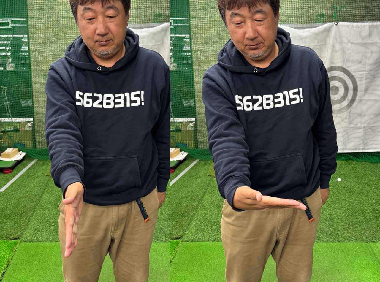 画像: 右手首から先を手のひら側に折ってボールを叩く