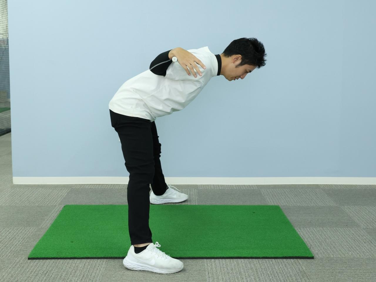 画像: 写真B：写真Aで作った状態を維持しながらスタンス幅をできるだけ広げ、深く前傾姿勢を取ろう。腰に負担をかけないためにも、お尻をしっかり突き出すことが大事