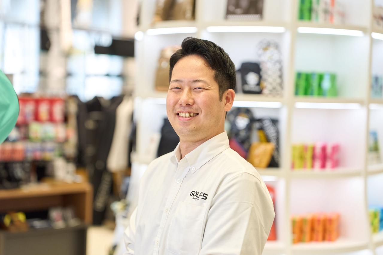 画像: 笑顔の接客と高いフィッティングスキルで多くのファンを持つ腕利きフィッター。今年、ゴルフ5プレステージ広尾店から神戸店に活躍の場を移した(写真/田中宏幸)