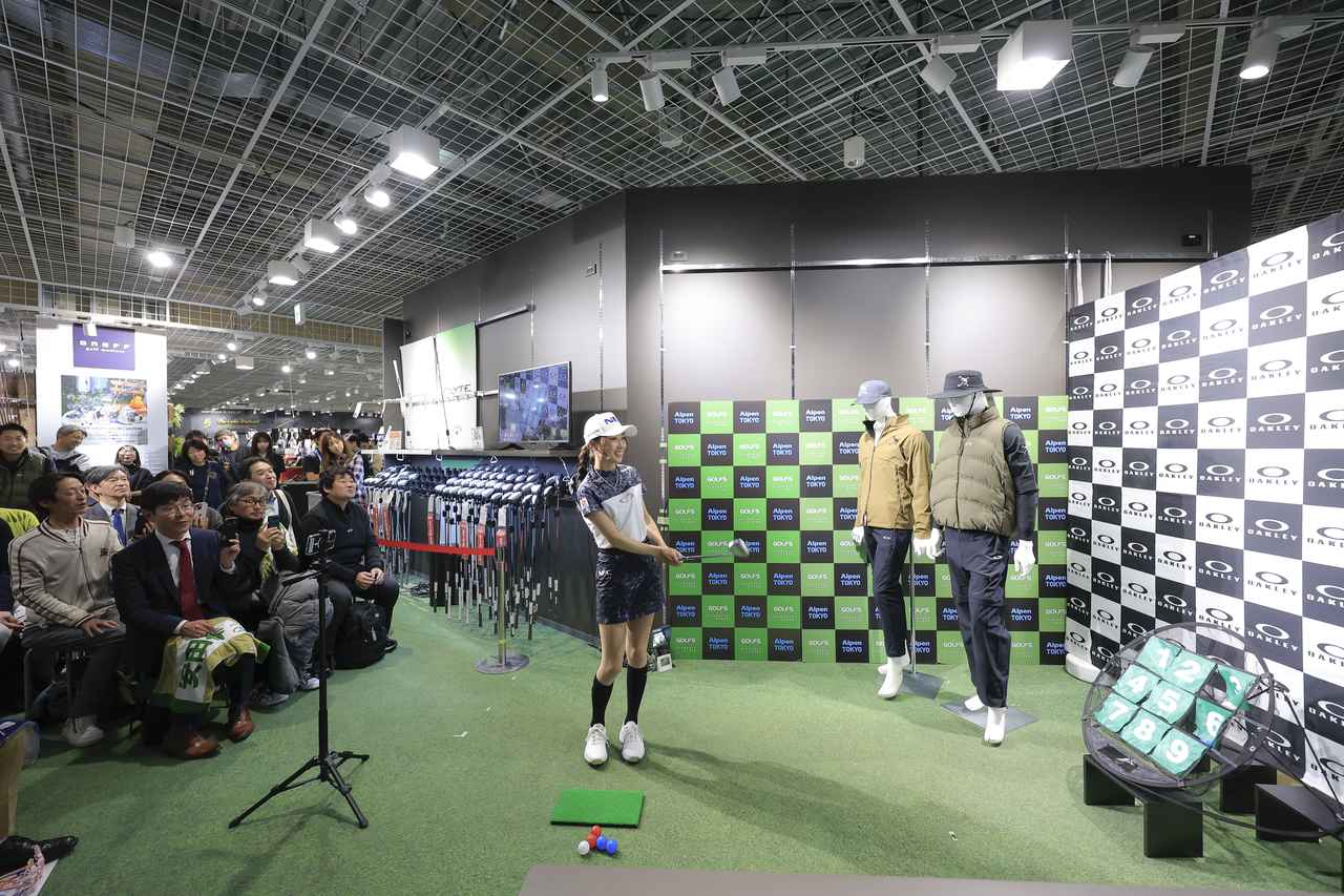 画像: 3ヤードの「アプローチビンゴ」で射抜いた数字に書いてある質問で素顔を語った