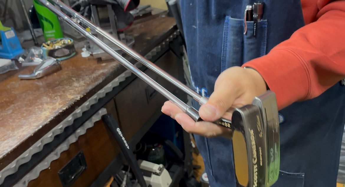 画像: 今回リシャフトに使用した「島田ゴルフ」のキャメロンタイプと「トライレイヤード」のステップ位置の確認。先端加工なしでちょうど同じになりました