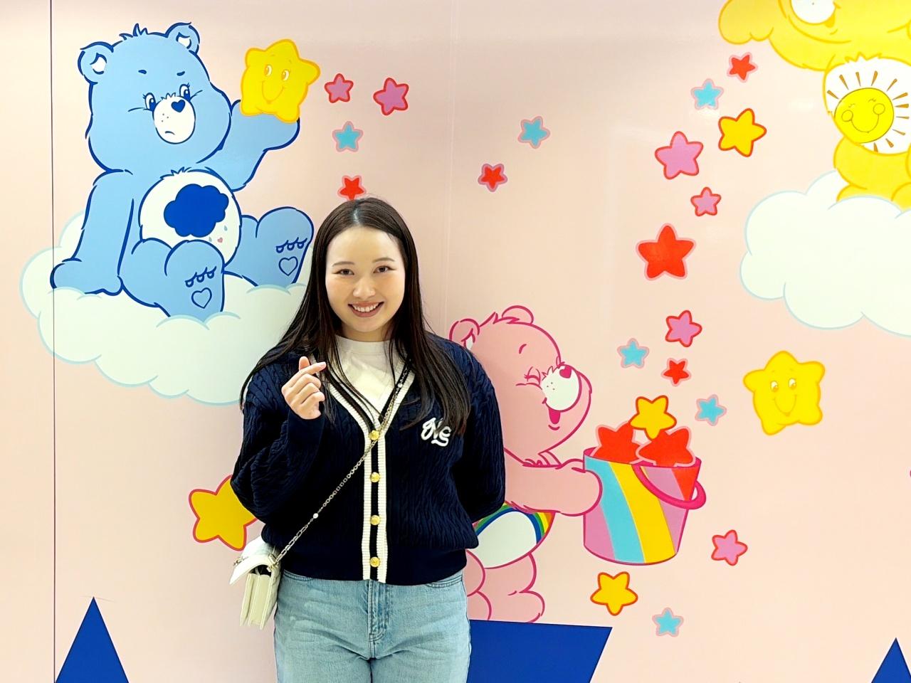 画像: 大好きなケアベアの壁の前で。新年には例年通り海外合宿を予定している。「本当にできるのかって不安は少しありますが……きっと大丈夫です」（PHOTO／本人提供）