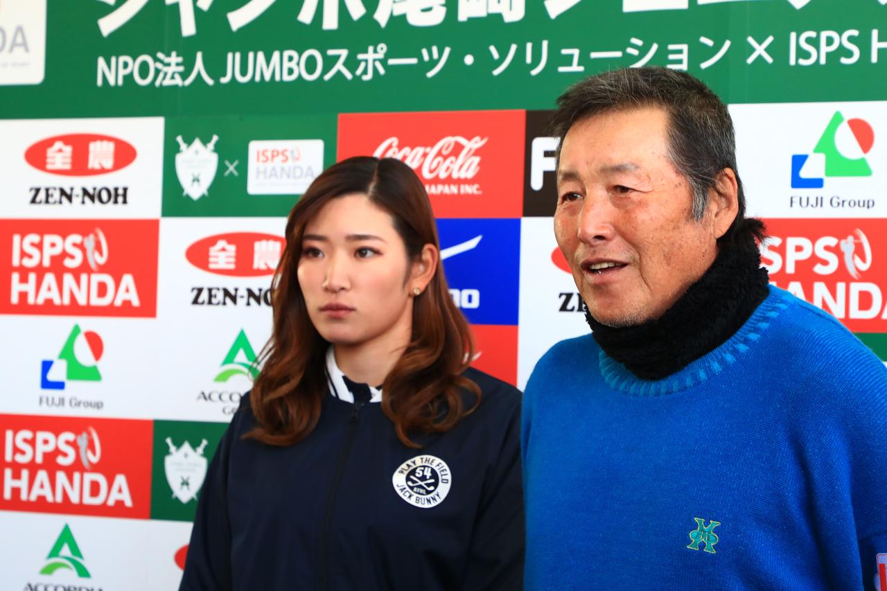 画像: 教え子の原英莉花と一緒に19年ジュニアレッスン会にて（撮影/大澤進二）