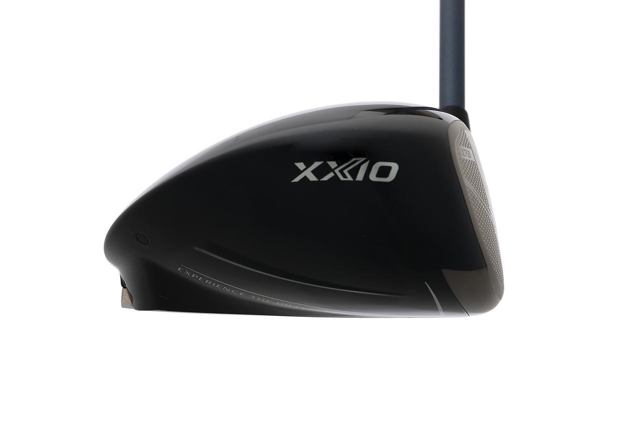 画像: 後方が低いシャローバック形状でアッパーで捉えるイメージが湧く