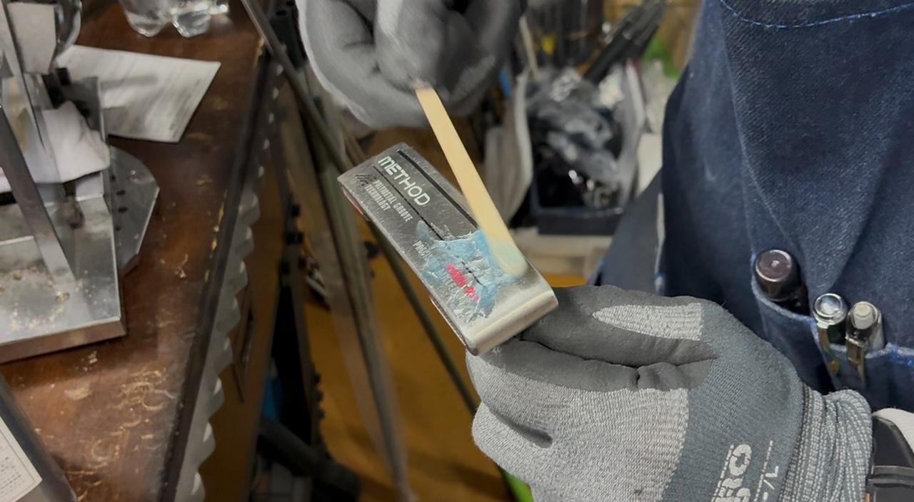 画像: 剥離剤を使用し刻印のペイントを取り除きます