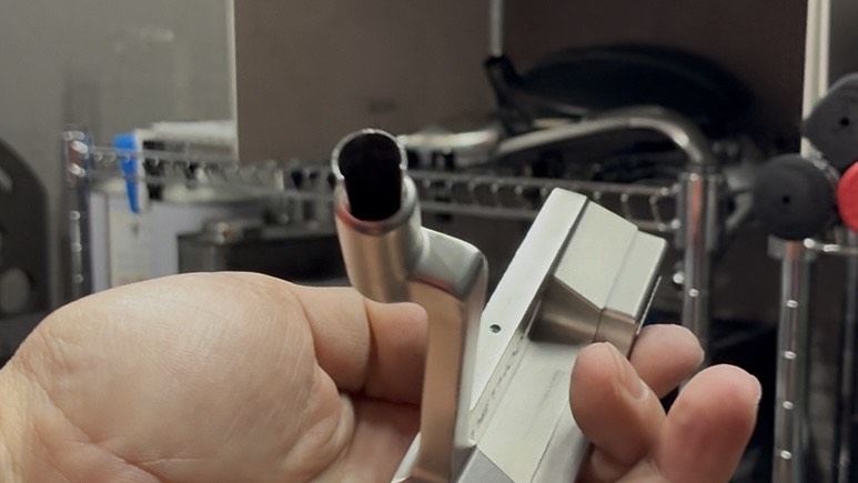 画像: フェースがかぶらないようシャフトをホーゼルの右下から入れ接着します。それに合わせてスペーサーを作ります